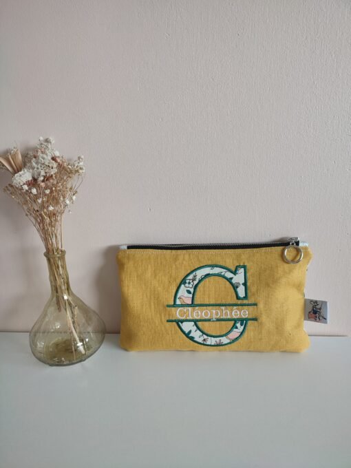 Trousse plate brodée jaune