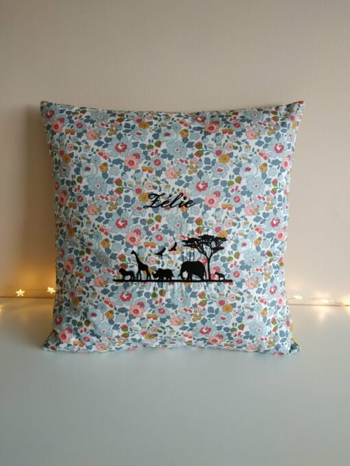 coussin broderie perssonalisée Liberty betsy porcelaine